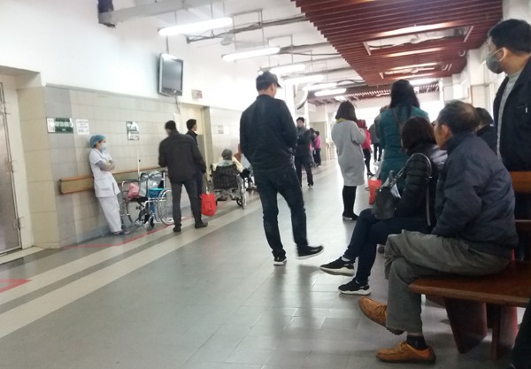 Rét cắt da cắt thịt, người nhà bệnh nhân co ro ngoài hành lang tìm cách trốn lạnh